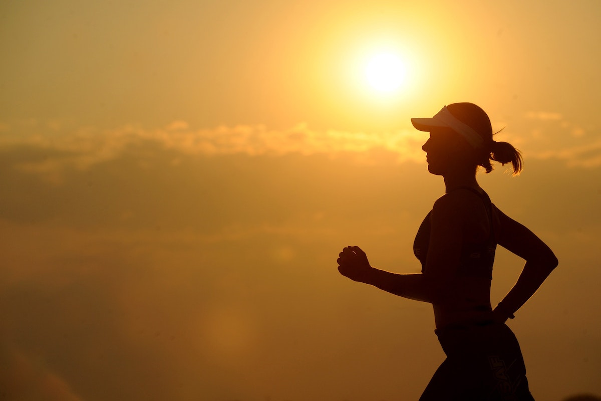 Aranyló naplementében futó nő. Milyen egészségügyi előnyökkel járhat az aranykolloid alkalmazása?